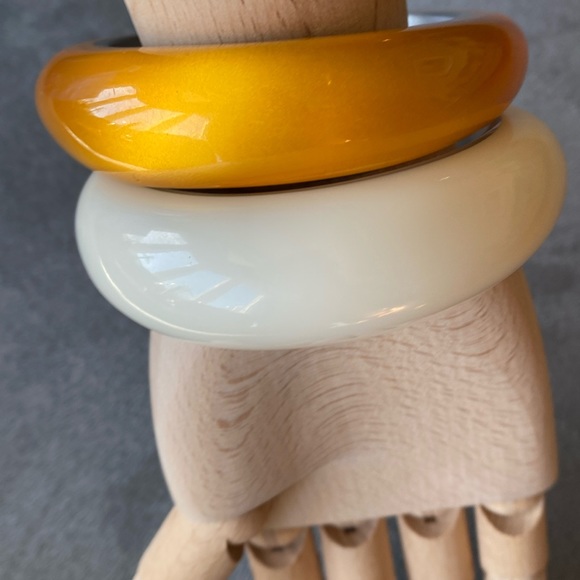 VINTAGE PLASTIC BANGLE BRACELETS - Picture 2 of 16